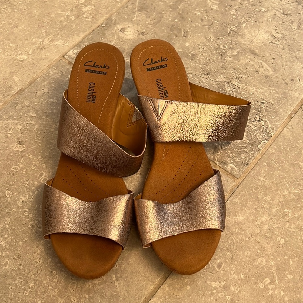 LIKE NEW Clarks wedges